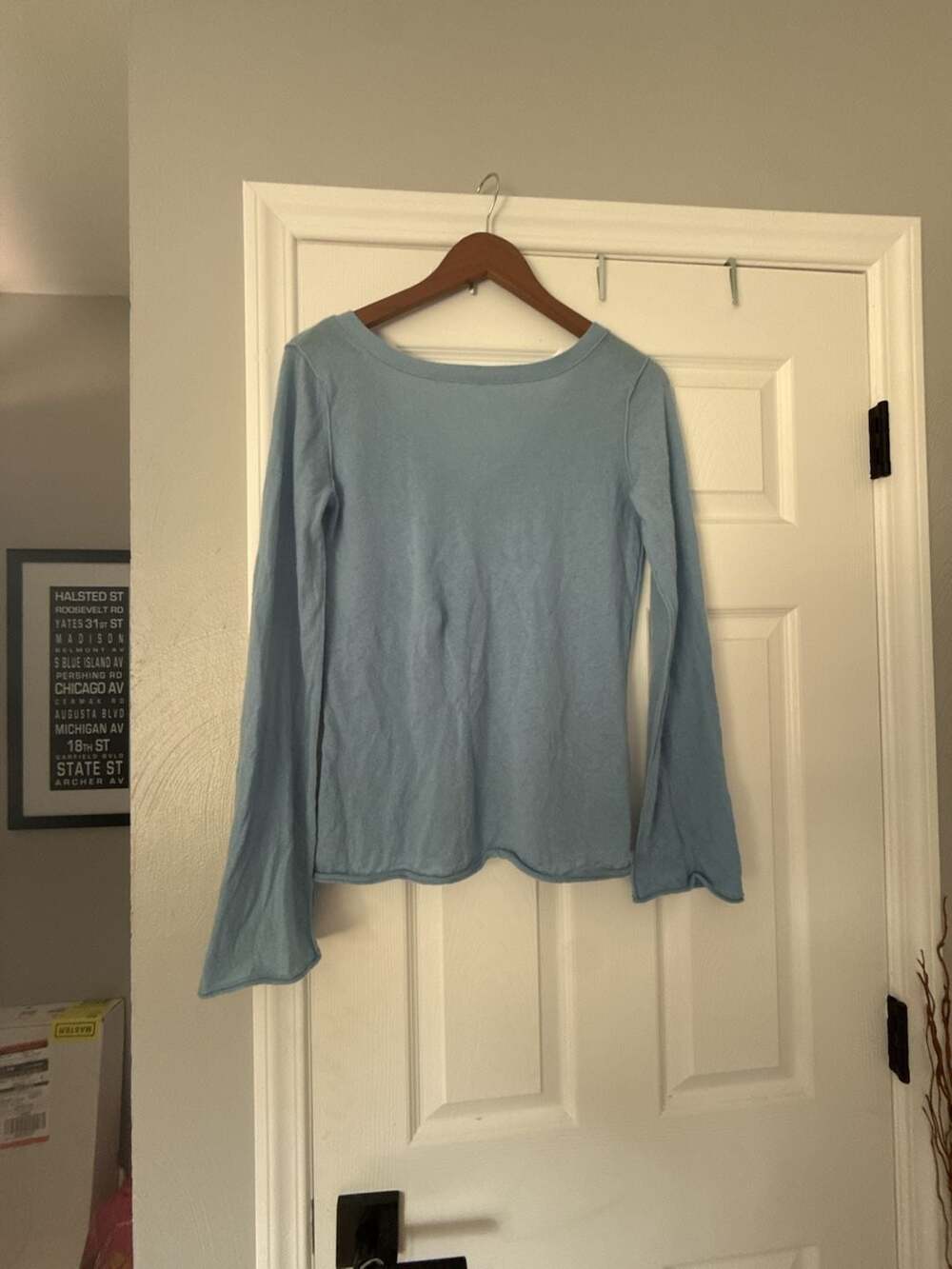 Vince 100% Cashmere Long Sleeve V-Neck Bell Sleeve Sweater Light Blue Size M
